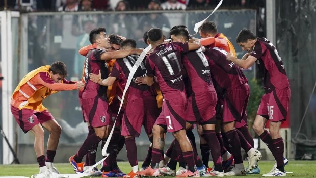 Cuando todo era alegría. Pezzella está mezclado entre los abrazos de sus compañeros tras poner el 1-0 parcial para el Millo.