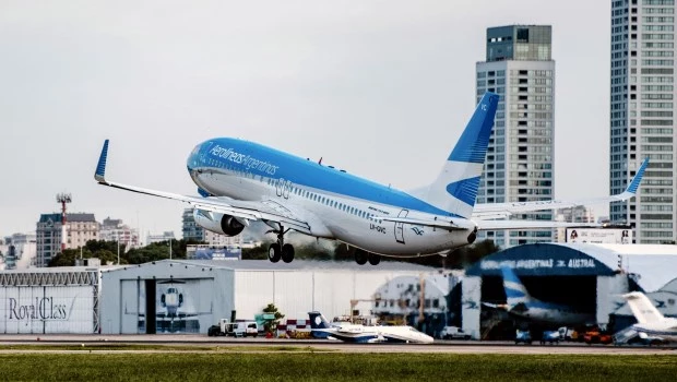 El Gobierno inició tratativas con empresas latinoamericanas para que se hagan cargo de Aerolíneas 