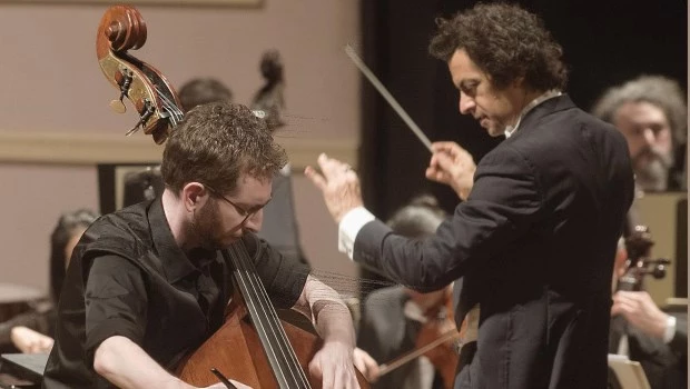 Julián Medina, integrante de la OFBA, se lució como solista en el Concierto para contrabajo y orquesta N° 1 de Bottesini.