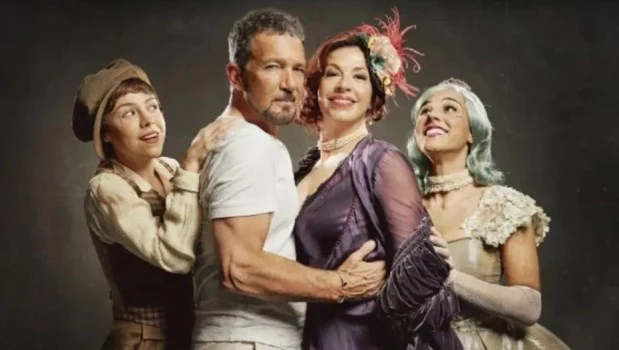 Banderas y el trío protagónico de su nueva producción.