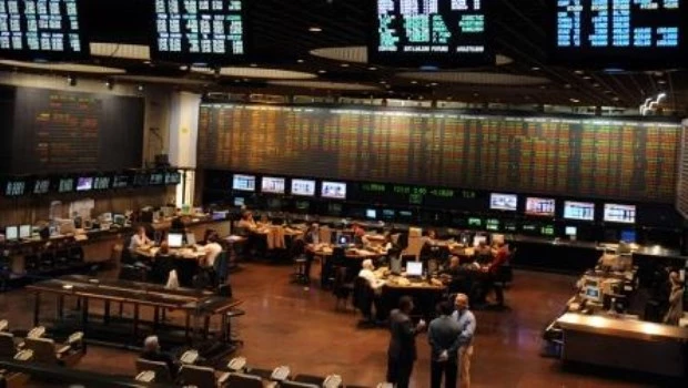 Baja el riesgo país mientras suben los bonos en dólares