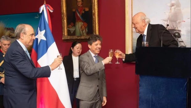 El embajador José Antonio Viera-Gallo (der.) encabezó la celebración, de la que participaron funcionarios y personalidades.