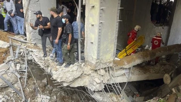 Buscan desaparecidos entre los escombros de dos inmuebles derrumbados tras el ataque israelí en Beirut