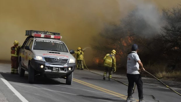 Incendios en Córdoba: el fuego avanza y el viento complica la situación