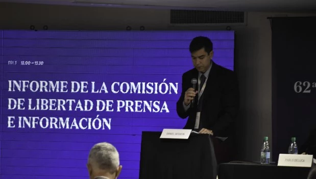 Adepa: "La propensión del Presidente de la Nación al agravio a periodistas y medios perturba el debate democrático"