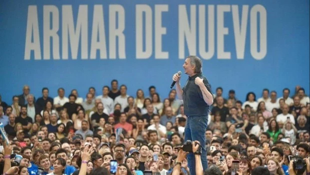 Con guiños a la interna del PJ, Máximo Kirchner llamó a "construir desde abajo" porque "el acuerdo por arriba salió mal"