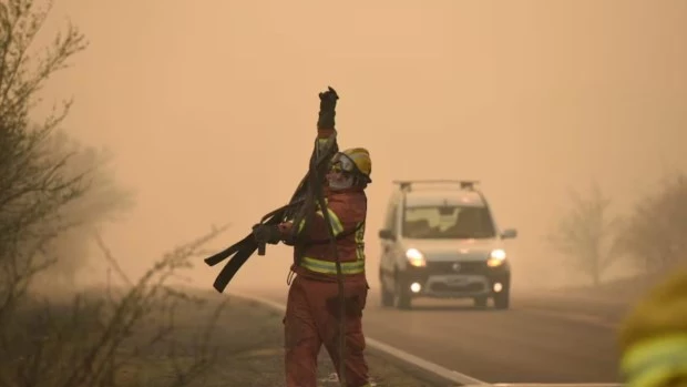 Continuaban los incendios en Córdoba: 14 casas quemadas y 54 personas evacuadas