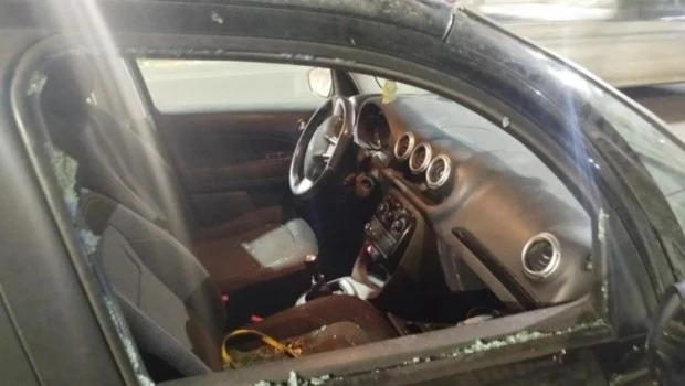 Una periodista sufrió un robo violento en Rosario luego que delincuentes rompieran los vidrios de su auto