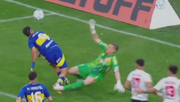 El ex árbitro Javier Castrilli afirmó que en la jugada en la que le anularon el gol a Boca hubo penal de Armani a Giménez