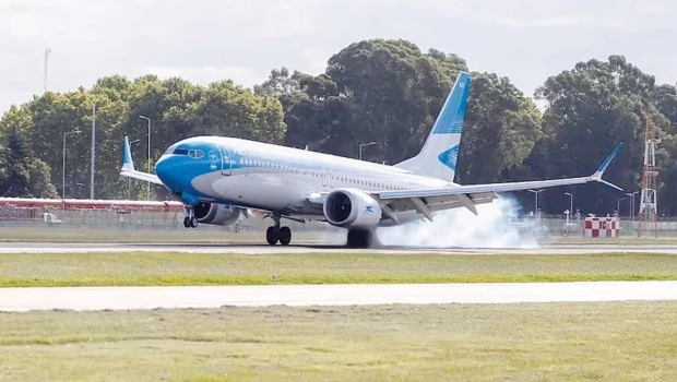 Un avión de Aerolíneas Argentinas perdió un neumático después de aterrizar en Aeroparque