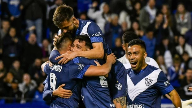 Vélez le ganó con autoridad a Estudiantes y sigue firme en la cima