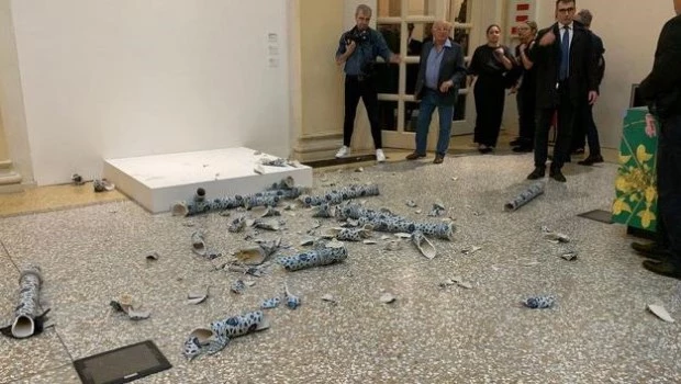 Un hombre destrozó una obra de Ai Weiwei en la inauguración de una muestra de arte en Italia