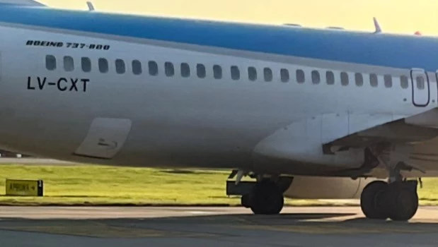 Se desprendió un neumático de un avión de Aerolíneas: pudo haber sido una tragedia e intentaron ocultarlo
