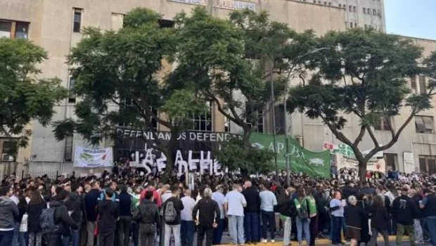 Masivo abrazo al hospital de Clínicas para denunciar que el salario del 80% del personal está por debajo de la línea de la pobreza