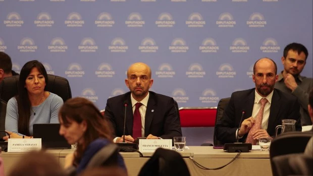 El Gobierno justifica la privatización de Aerolíneas y dice que por los paros se pierden 1,5 millones de dólares por día