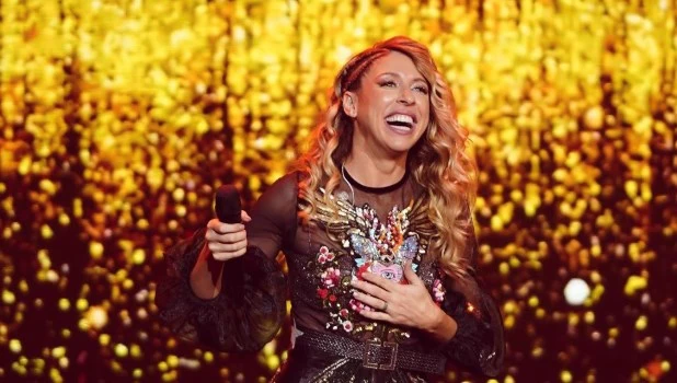 Flor Bertotti inundó de flores amarillas el estadio.