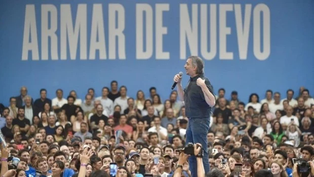 El acto del viernes pasado en el club Atenas de La Plata dejó secuelas.