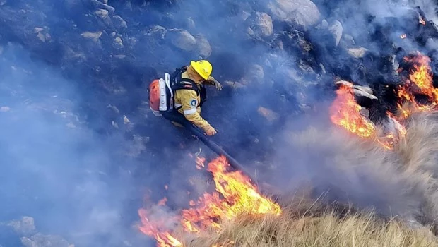 Incendios: detuvieron a un hombre ebrio en Calamuchita por prender fuego y aseguró que "lo mandaron"