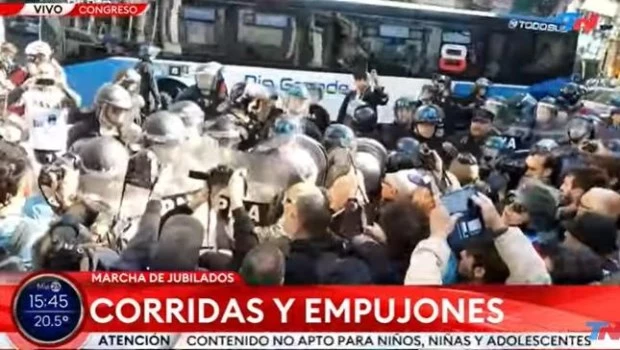 Hubo forcejeos y tensión frente al Congreso en una nueva marcha de jubilados 