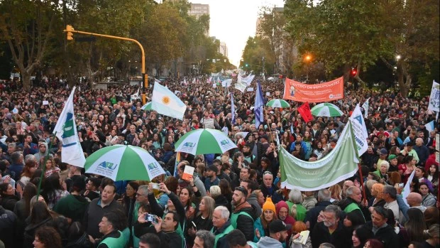 Docentes y no docentes de la UBA paran en "defensa de su salario" y la Ley de Financiamiento Universitario 