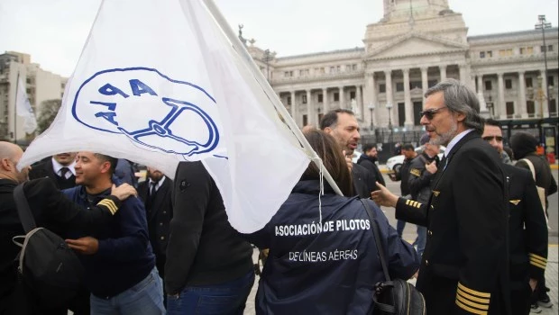 La Justicia dispuso una medida cautelar sobre los decretos que declaran al transporte aéreo servicio esencial 