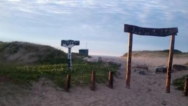 Insólito: en Mar Chiquita una mujer intentó robarse un médano con una pala mecánica