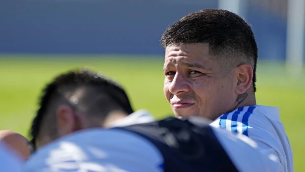 Martínez saca a Rojo de la defensa de Boca y Merentil entra para acompañar a Cavani