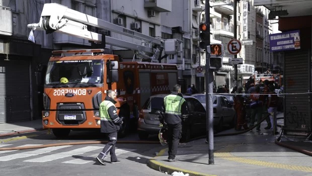 Incendio en tres locales de Balvanera: continúa el operativo de bomberos