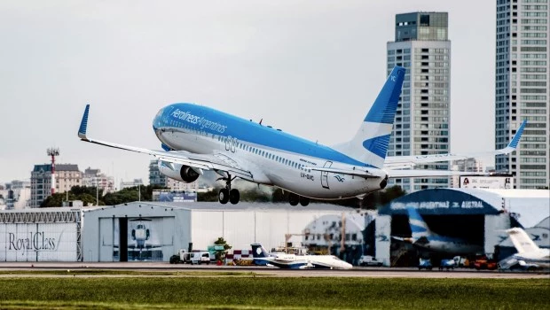 Milei firmará un decreto para que Aerolíneas Argentinas pueda ser privatizada