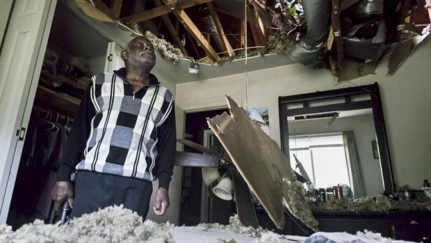 Rescatistas auxilian a personas atrapadas por el huracán Helene: al menos 35 muertos en 4 estados