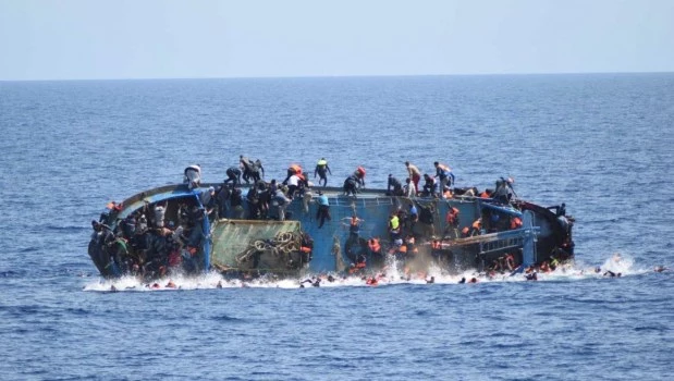 Al menos nueve muertos y 48 desaparecidos tras volcar una barca con migrantes frente a las Islas Canarias