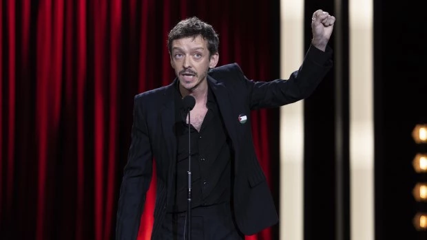 Nahuel Pérez Biscayart recogió el premio otorgado a ‘El jockey’ y se acordó de Milei.