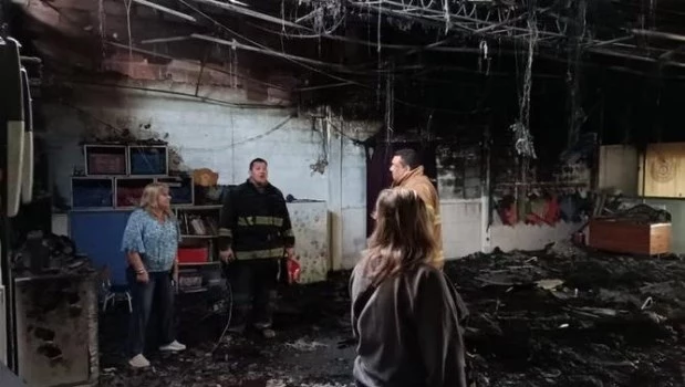 Saquearon e incendiaron un jardín de infantes en Longchamps: el edificio quedó destruido