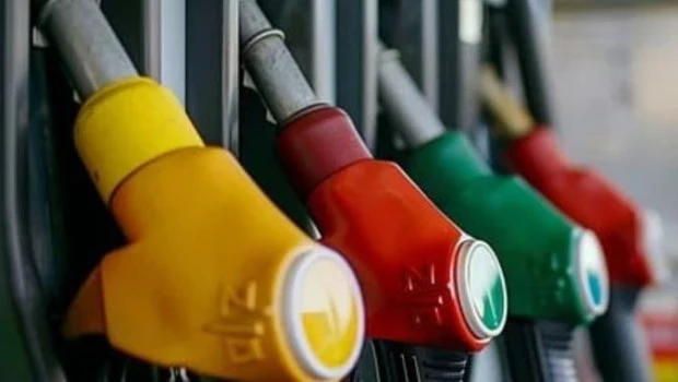 El Gobierno actualizó parcialmente los impuestos a los combustibles