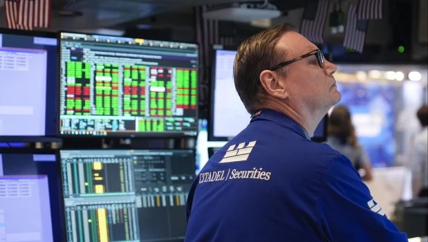 El Riesgo País cayó por debajo de los 1.300 puntos