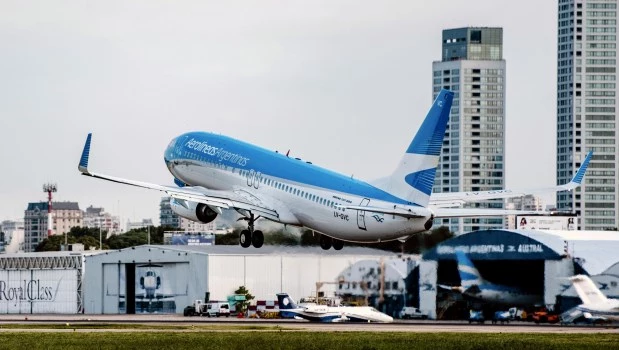 El Gobierno dispuso la privatización de Aerolíneas Argentinas 