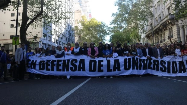 La comunidad universitaria sale a la calle en una Marcha Federal en defensa de la educación 