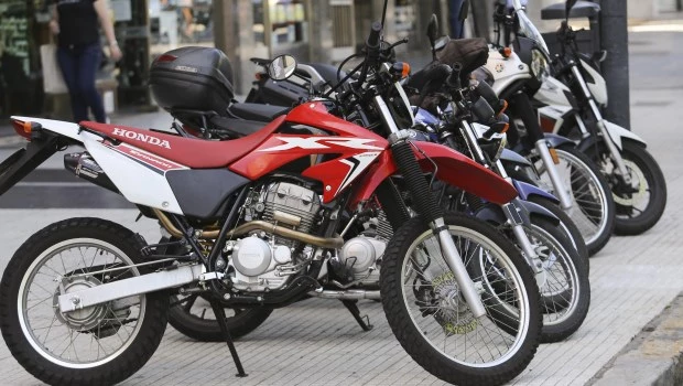 Por falta de patentes, extienden el permiso de circulación provisorio para motos 