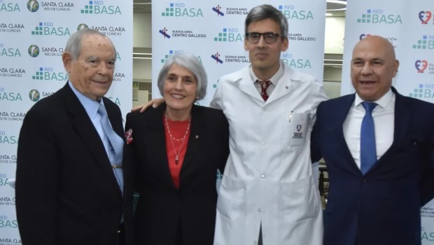 Florencio Aldrey Iglesias, director del Grupo La Capital; Liliana Favaloro, sobrina del legendario cardiólogo; Sergio Defranchi, director médico de la Fundación, y Raúl Olmos director del grupo homónimo.