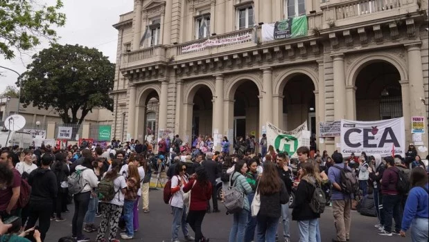 El Gobierno dio marcha atrás con el cierre del hospital Bonaparte, pero afirmó que será reestructurado