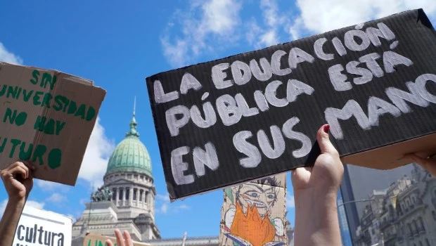 Sindicatos universitarios repudiaron a los diputados que votaron a favor del veto y lanzaron un "paro total" para mañana