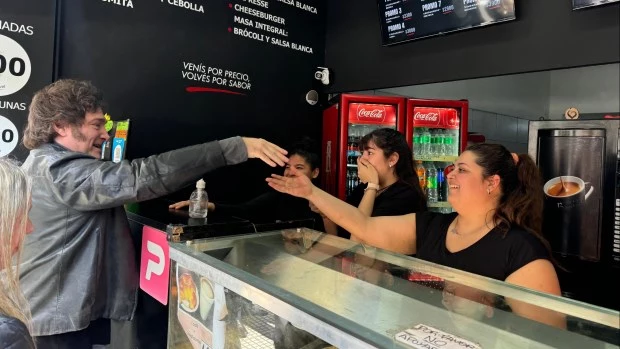 Milei encabezó una reunión de Gabinete y visitó una pizzería de Congreso