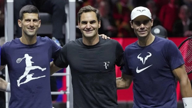 Novak Djokovic y Roger Federer, dos de las figuras conmovidas por el retiro de Nadal.
