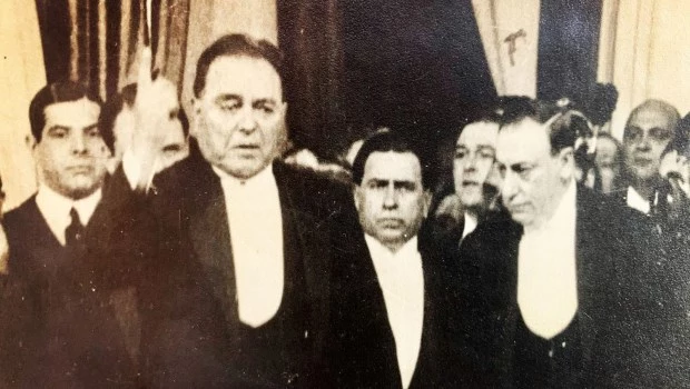 Hipólito Yrigoyen asume la presidencia por segunda vez el 12 de octubre de 1928. A su lado, el vicepresidente Elpidio Gónzalez preside la Asamblea Legislativa.