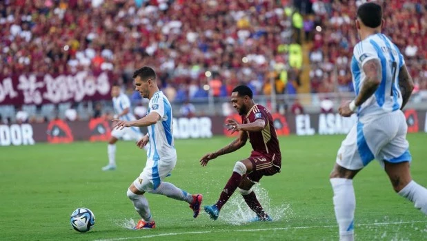 Argentina empató con Venezuela en un partido complicado por el estado del terreno de juego