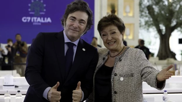 El FMI recortó los sobrecargos que se aplican a los países deudores y la medida beneficia a la Argentina