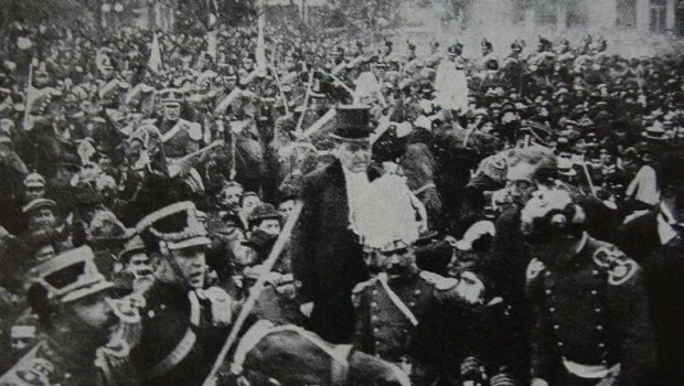 El 12 de octubre de 1916, un presidente en brazos de su pueblo