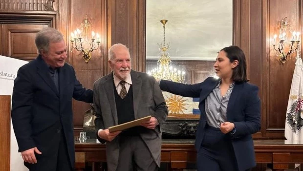 El músico fue saludado por Roy Cortina y Jessica Barreto, autores del proyecto que lo declaró Personalidad Destacada de la Cultura.