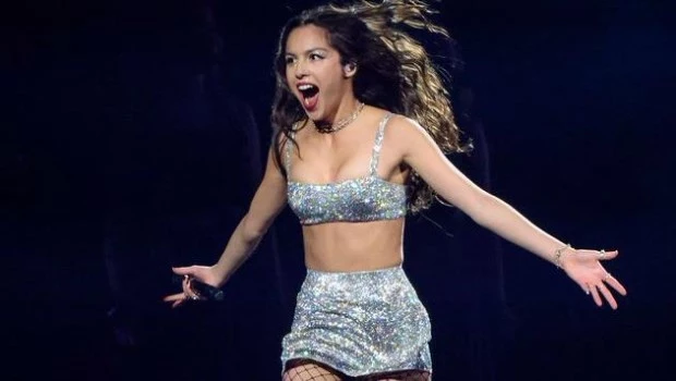 Olivia cayó, pudo levantarse rápido y se lo tomó con mucho humor y, como buena profesional, siguió adelante con su show.