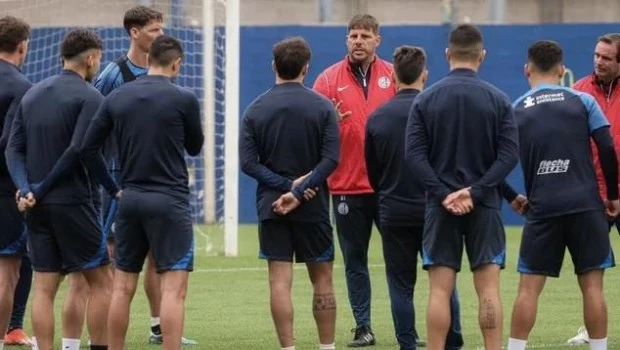 Máxima tensión en San Lorenzo: la barra brava se metió al entrenamiento para apretar a los jugadores 